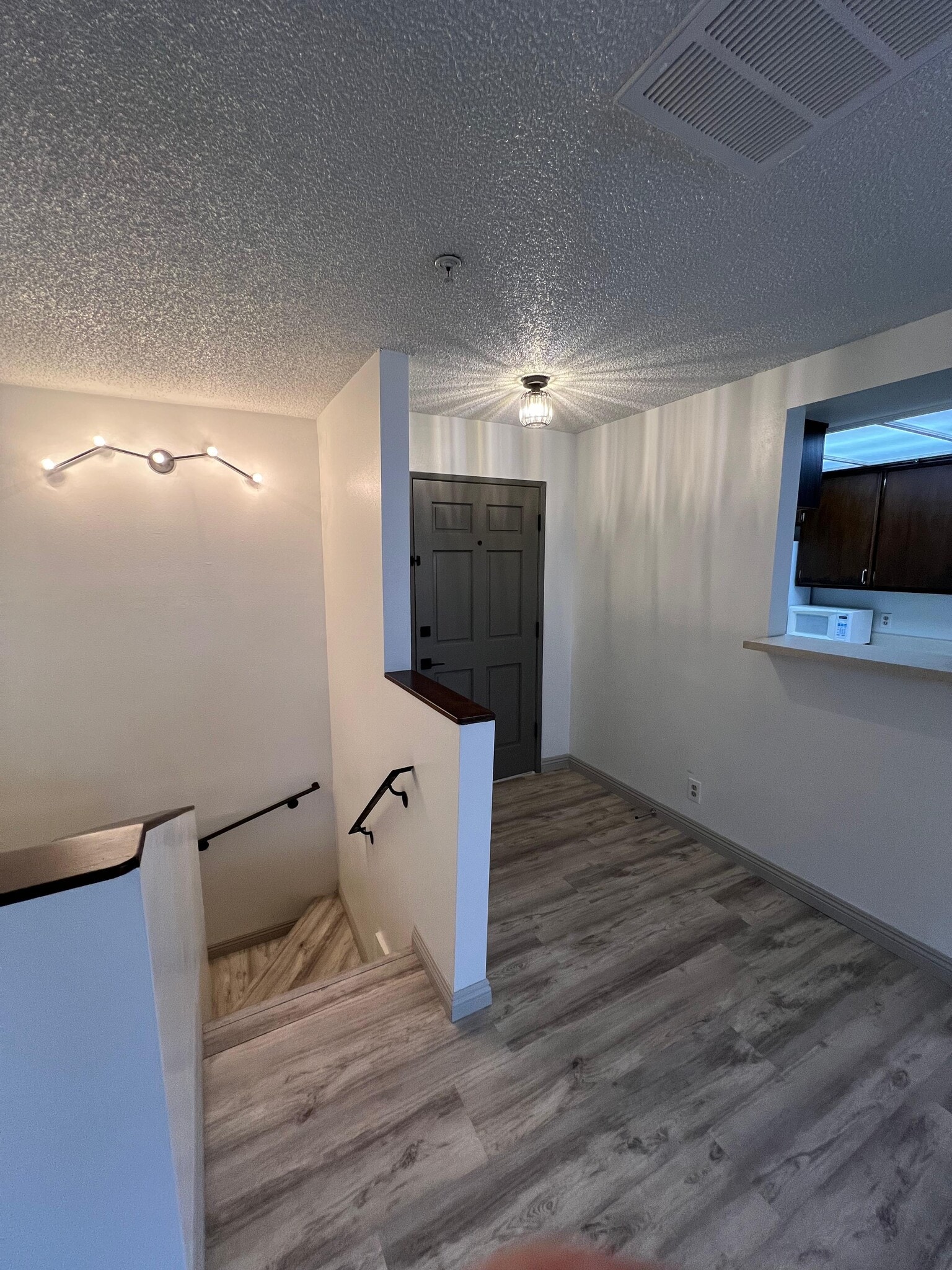 Entrance / Living Room - 236 S Curtis Ave