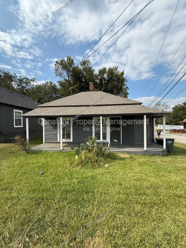 Primary Photo - 825 E Broadway St