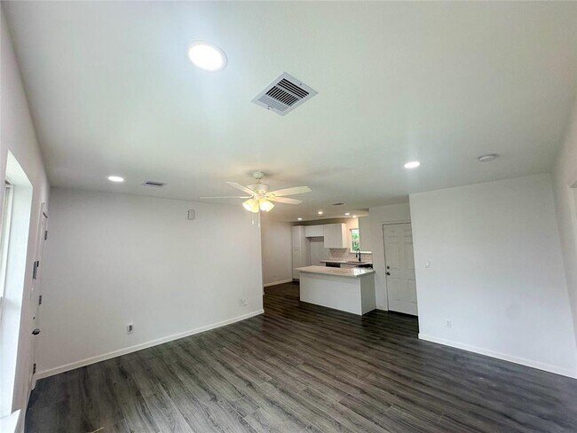 Building Photo - 5962 Belcrest St