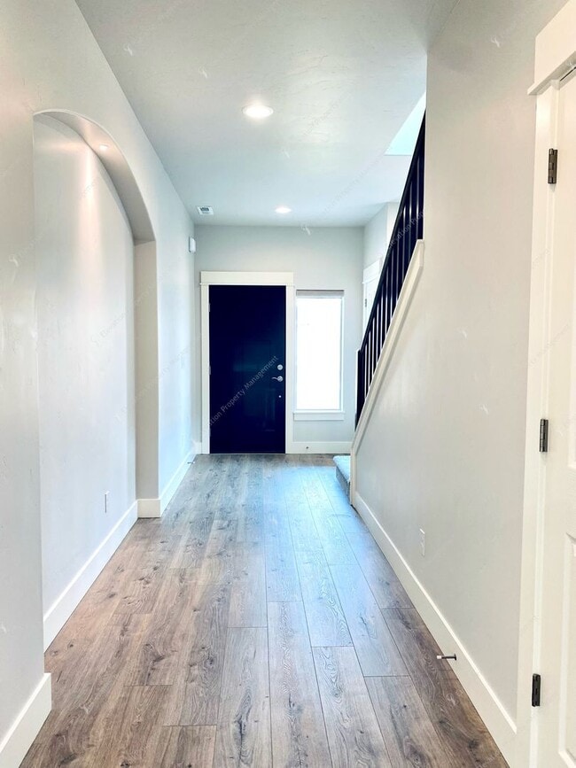 Building Photo - 3BR SE Bend home in great neighborhood wit...