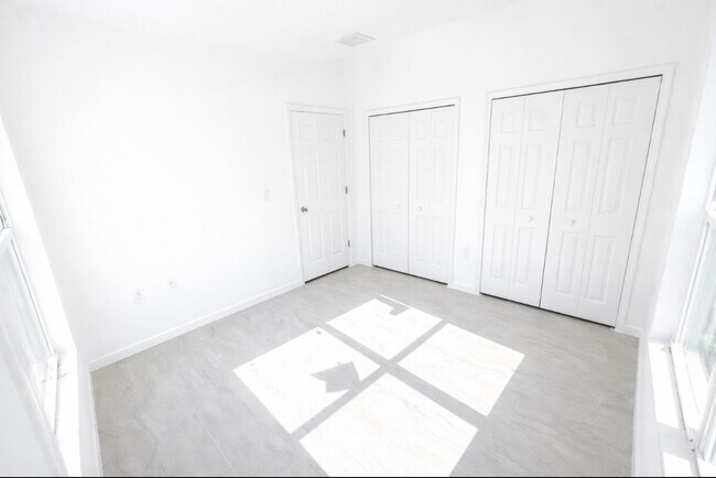 Building Photo - Move-In Ready Modern New Build: 2BR/2BA with Garage in Lehigh Acres