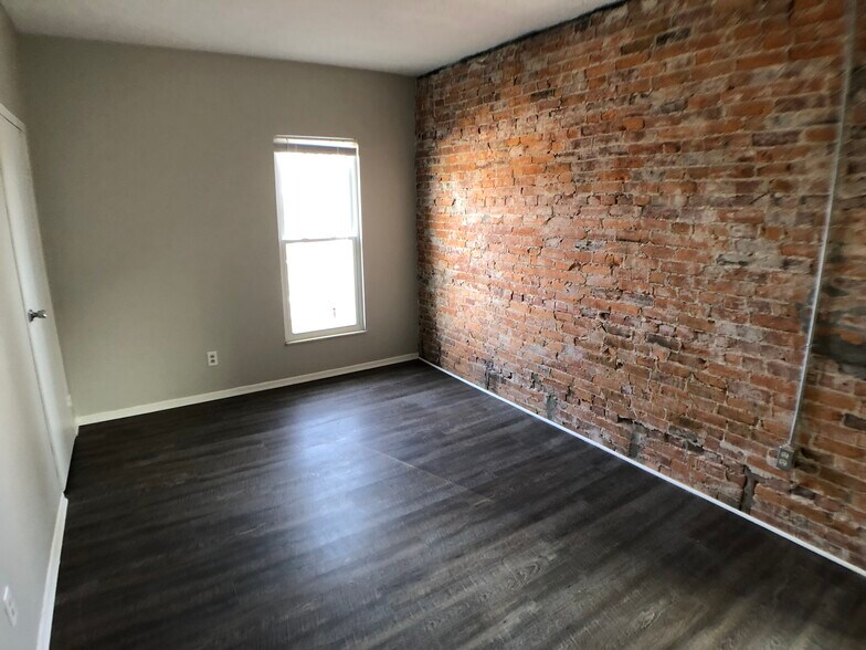 Building Photo - 881 Oak St