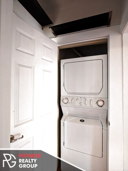 Building Photo - 736 W Addison St