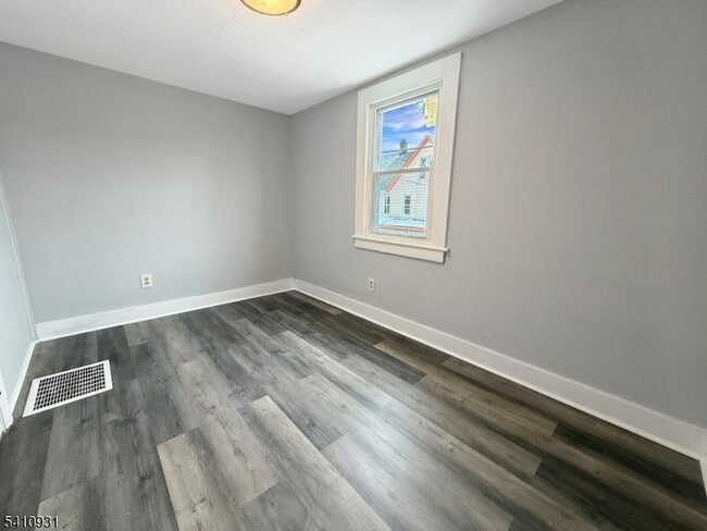 Building Photo - 65 Davis St