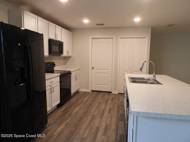 Building Photo - 690 San Filippo Dr SE