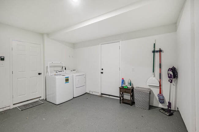 Building Photo - 5021 Libbey Dr