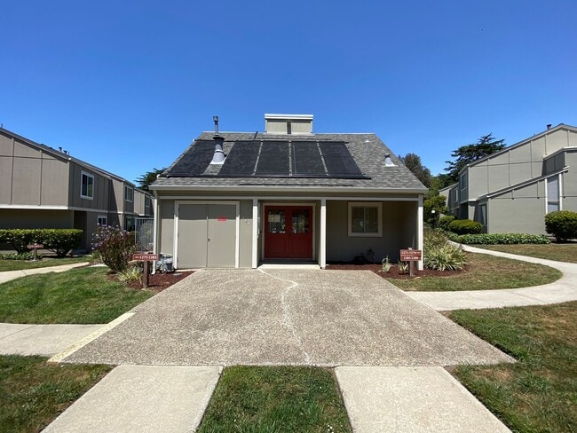 Building Photo - Newly Renovated Condo with NEW KITCHEN! - ...