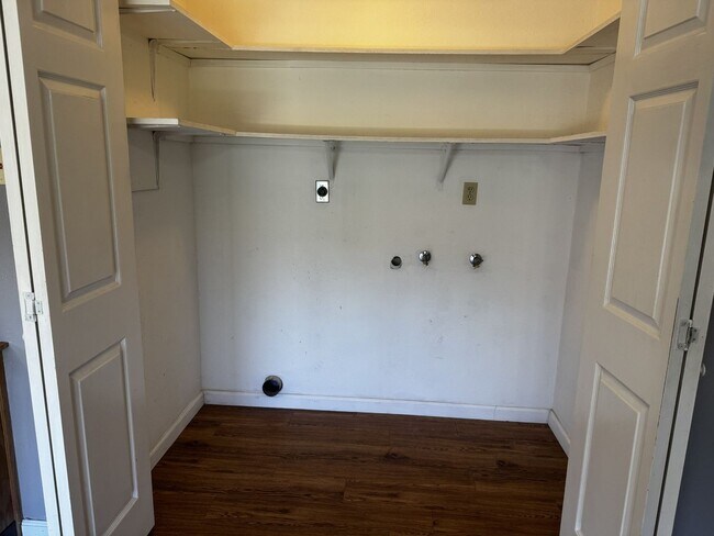 Building Photo - Charming Oakdale Home 3 bedrooms 2 bathrooms