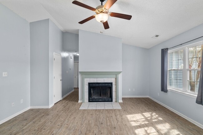 Building Photo - 3 Bedroom 2 Bathroom Home