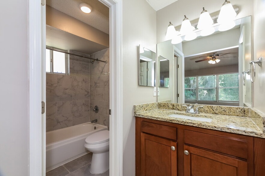 Building Photo - 282 Aquarius Cir W