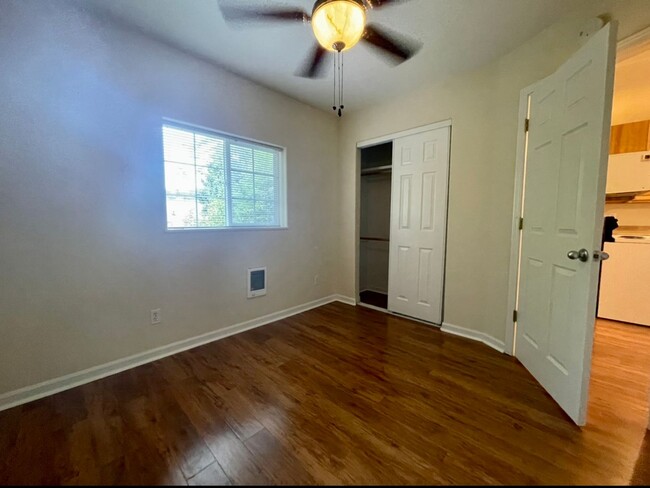 Building Photo - Spacious One Bedroom in Quiet 5 Plex with ...