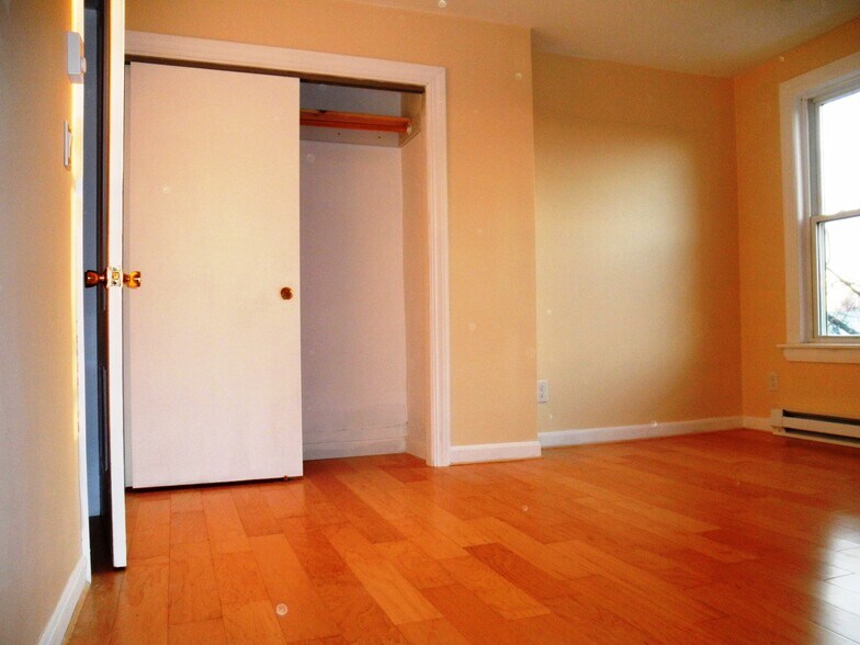 Middle Bedroom - 127 BROWN St