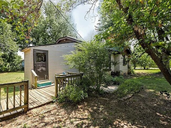 Building Photo - 4001 Meadowview Dr