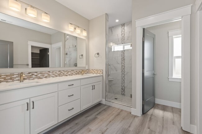 Building Photo - PROMO*** $1000 Off 1st Month of Rent -Beau...