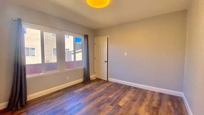 Building Photo - Single Family Home with Front Yard, Back Y...
