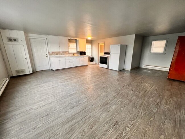 Building Photo - Studio Apartment Off of Federal Way | $250...