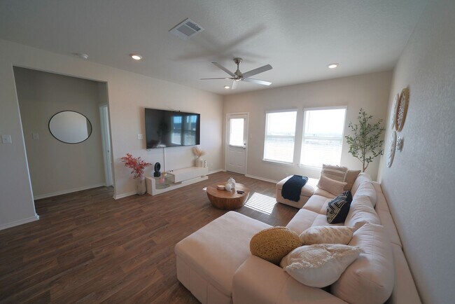 Building Photo - Like-New Home in Applewood Neighborhood. Realtor Commission: $600