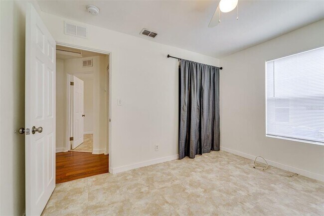 Building Photo - 2300 17th Ave S