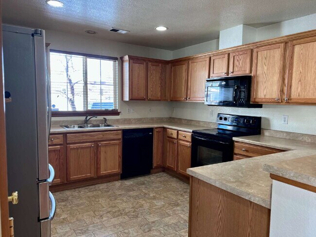 Building Photo - Beautiful 3 Bed/2.5 Bath End Unit Two-Level Townhome! Wonderful Deck off Living Room with backyar...