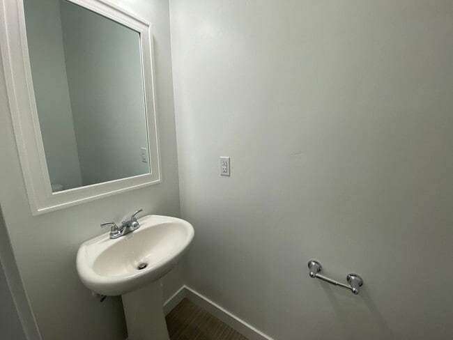 Building Photo - 3 Bd/2.5 Bathroom Townhome in Lehi