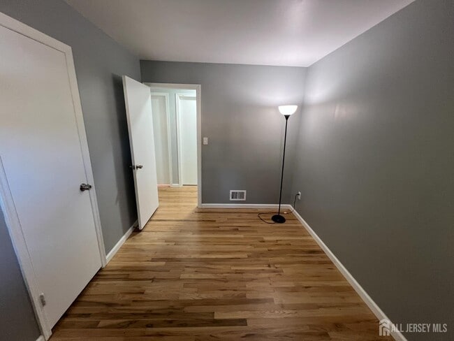 Building Photo - 9 Newman St