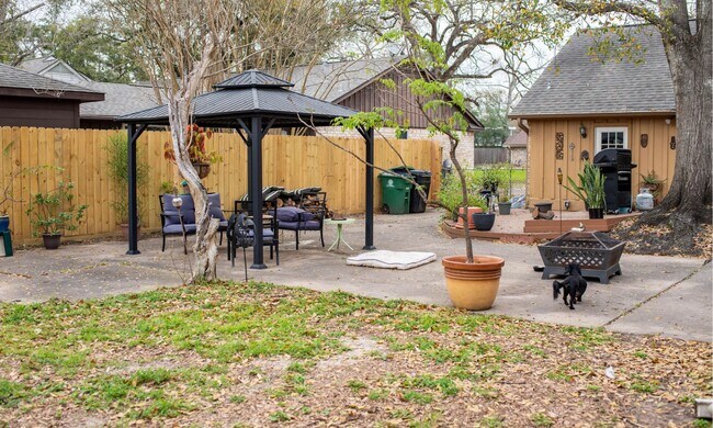 Building Photo - 1911 Shadow Bend Dr