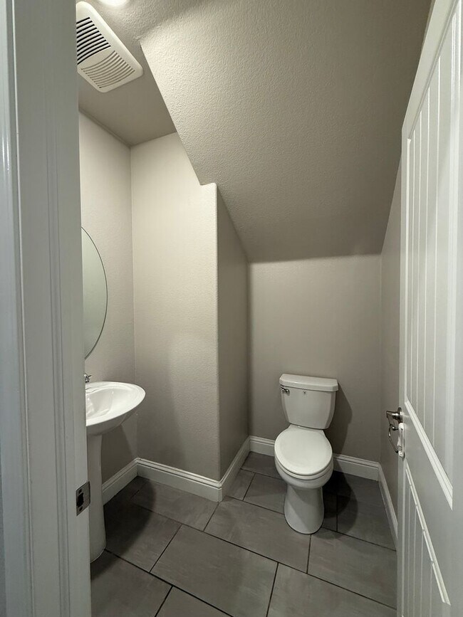 Building Photo - Charming 3-Bedroom Home in Family-Friendly 93727 Neighborhood