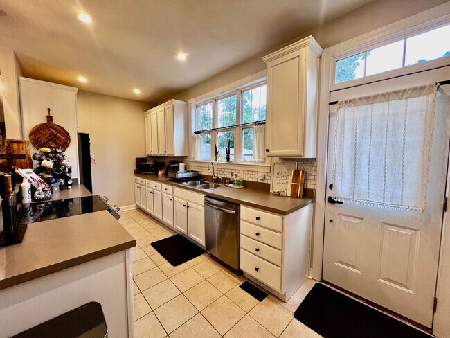 Building Photo - Gorgeous Home in the heart of Bayview Beach