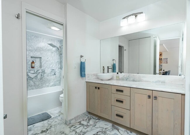 Building Photo - 400 Hobron Ln