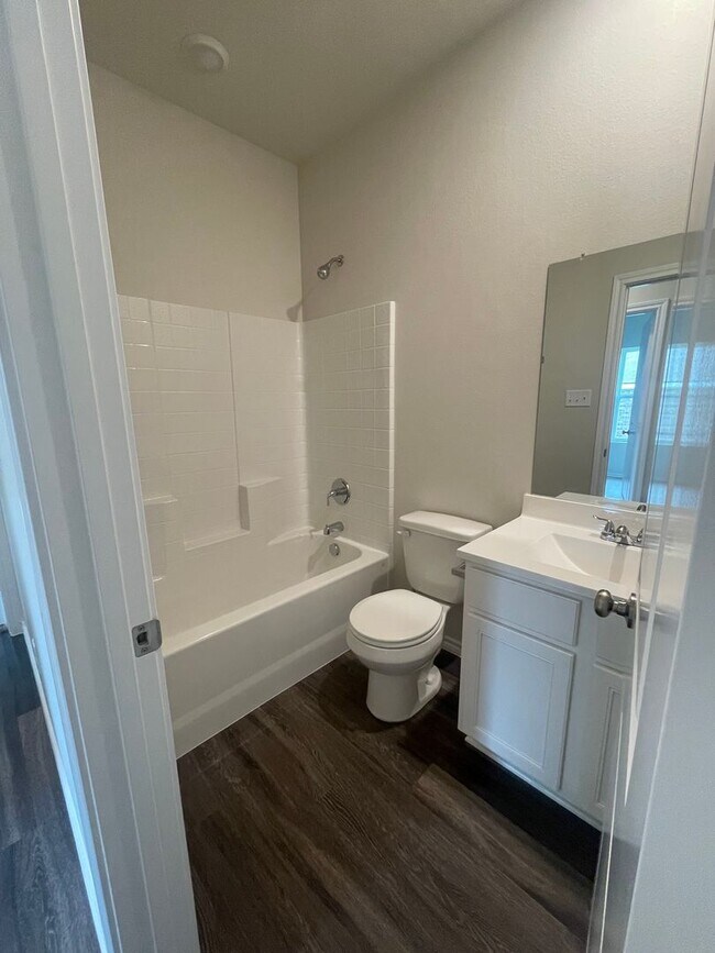 Building Photo - 110 S Rainbow Dr