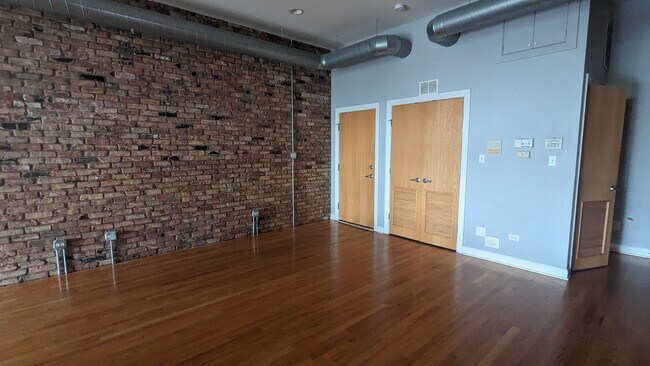Building Photo - 1738 W Belmont Ave