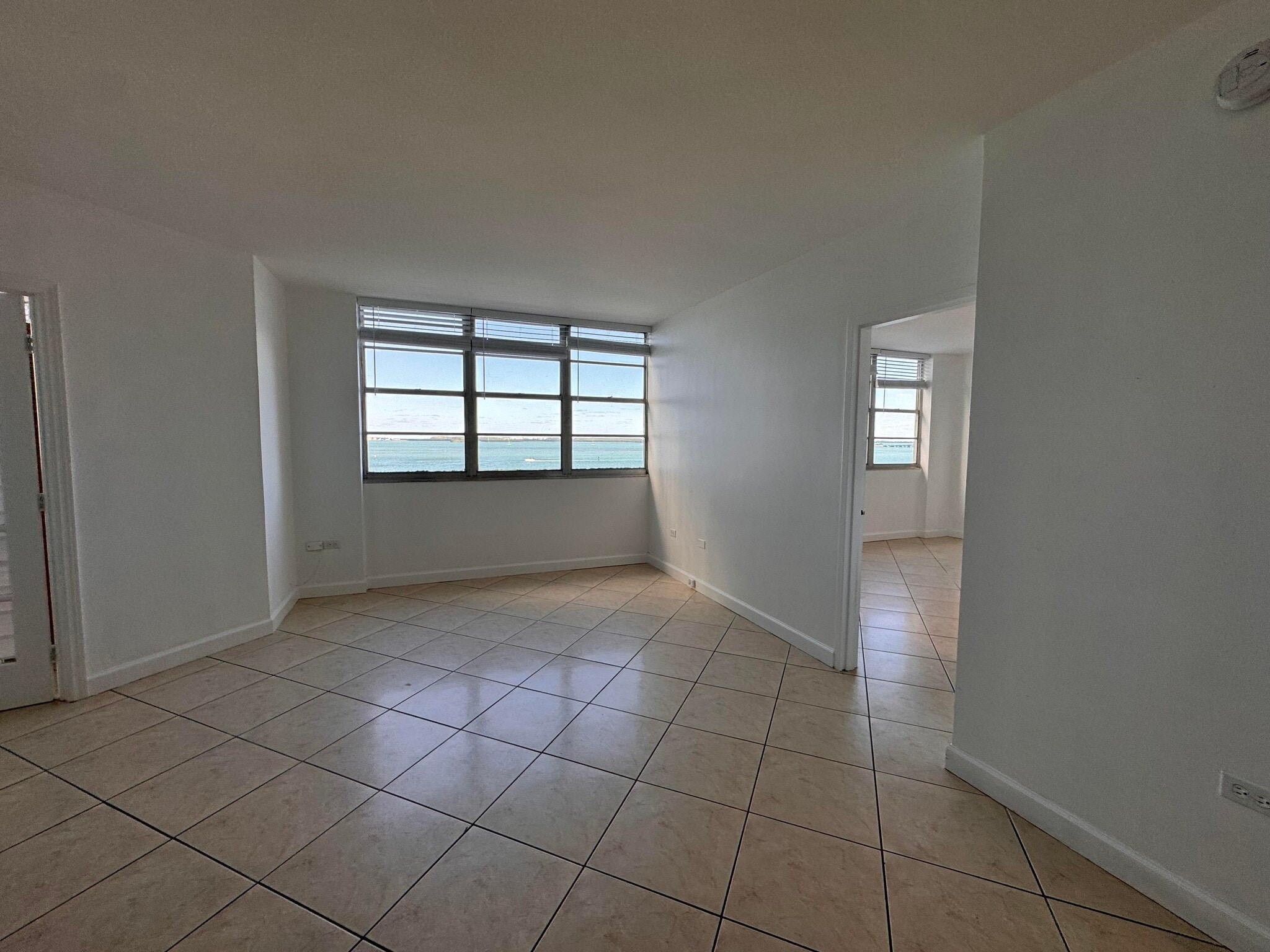 Building Photo - 999 Brickell Bay Dr