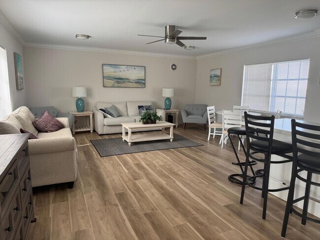 Building Photo - 2230 NE 56th Pl