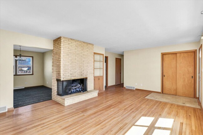 Building Photo - 220 Ivanhoe Way