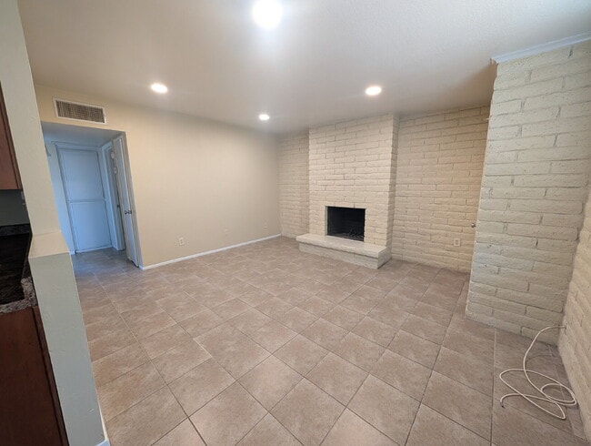Building Photo - Move in Ready 2 bedroom