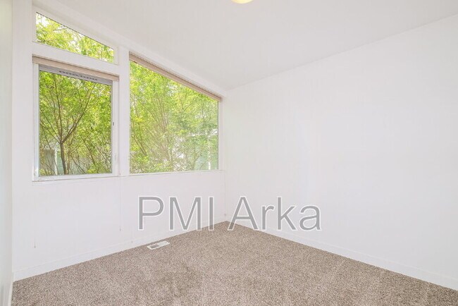 Building Photo - 11336 40th Ave NE