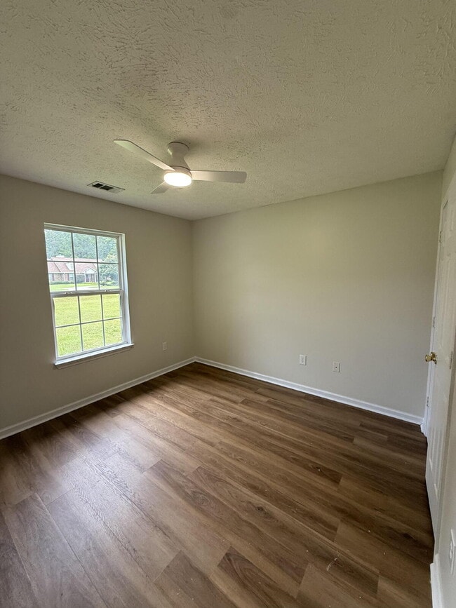 Building Photo - Charming 3-Bedroom Bloomingdale Retreat on over 1 acre!