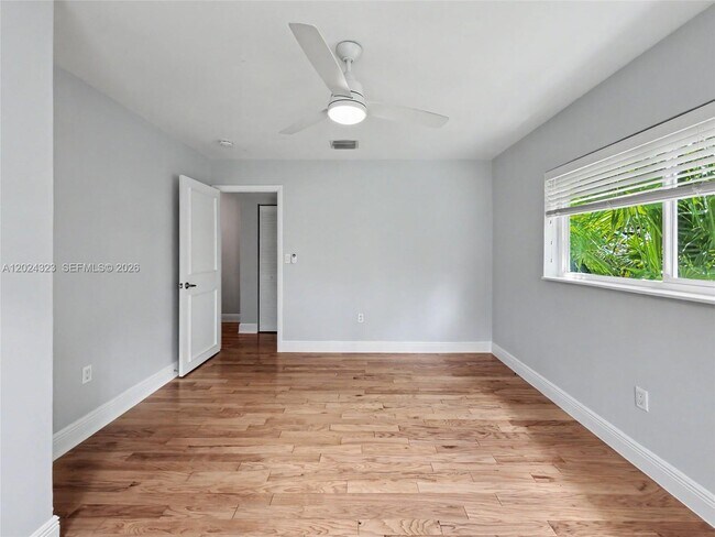 Building Photo - 7601 SW 64th Ct