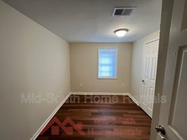 Building Photo - 858 Eyers Rd