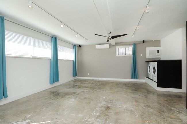 Building Photo - 2215 Cleburne St