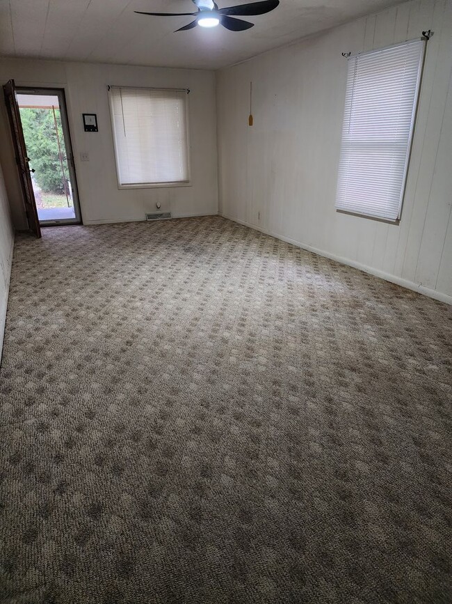 Building Photo - 3 bedroom home for lease