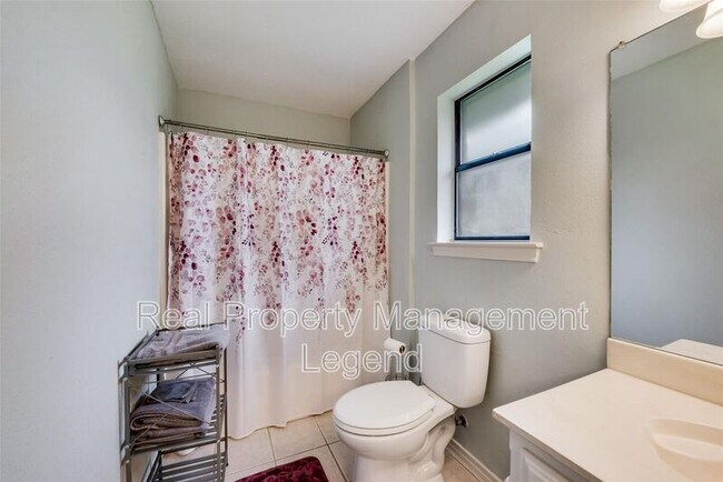 Building Photo - 617 Main St