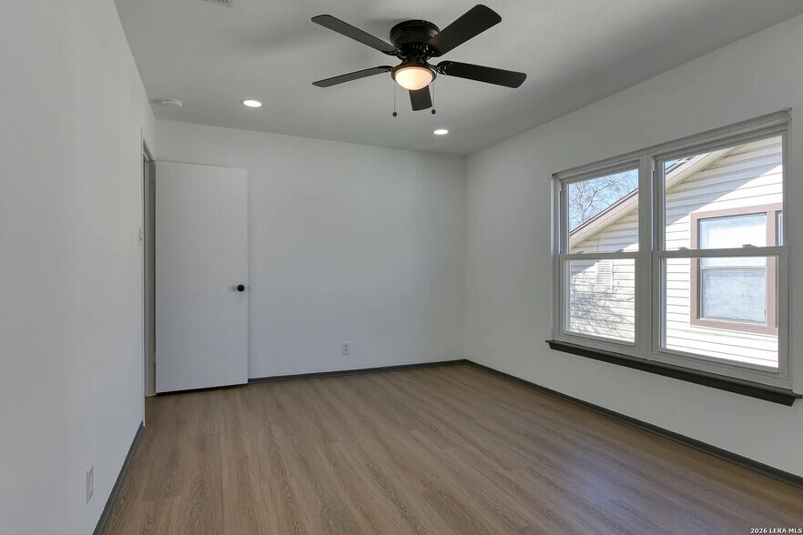 Building Photo - Room in House on Jenkins Dr