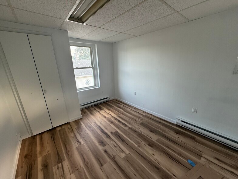 Building Photo - 604 E Market St