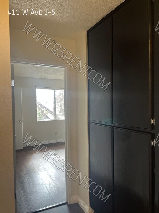 Building Photo - 411 W Ave J-5