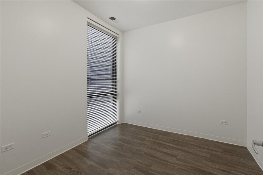 Building Photo - 830 N Milwaukee Ave