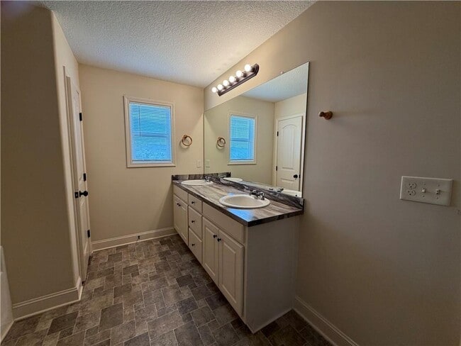 Building Photo - 2125 Savannah Dr