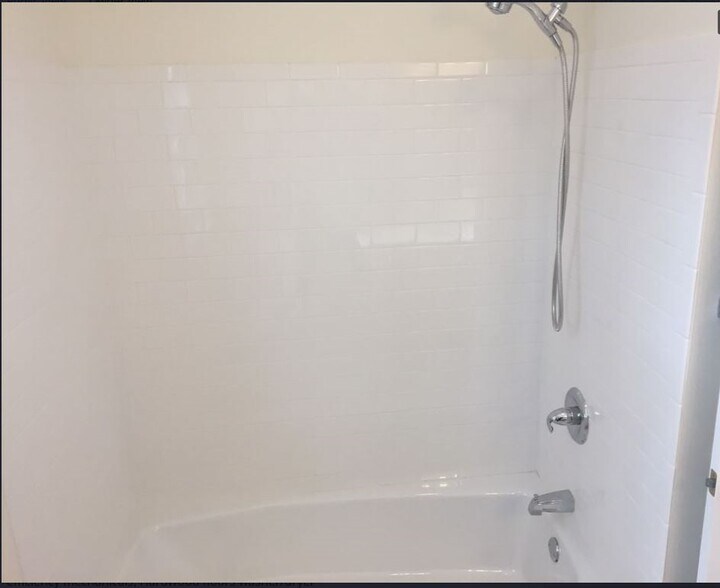 Bathroom Tub - 45 Hotchkiss St