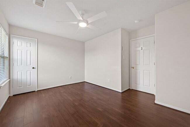 Building Photo - 14335 Plum Springs Dr