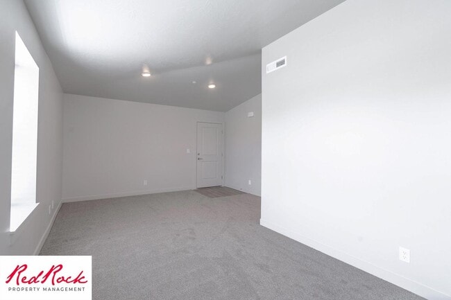 Building Photo - Charming 2 Bedroom End Unit Condo - Pet Friendly!